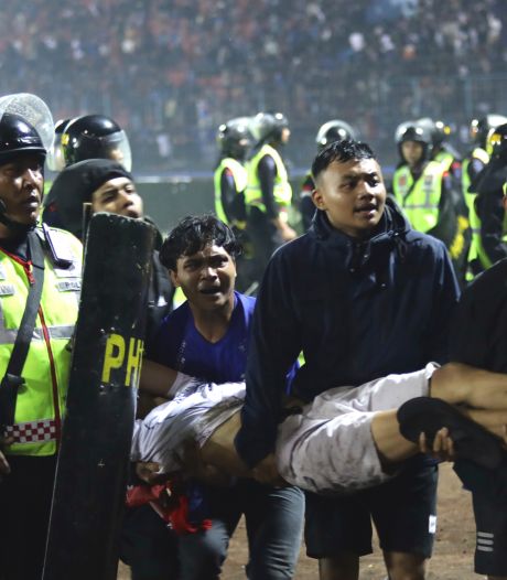 Voetbalwedstrijd in Indonesië eindigt in veldslag: 125 fans dood door verdrukking