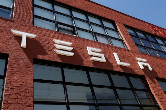 Het logo van Tesla op het gebouw van een autodealer in New York.