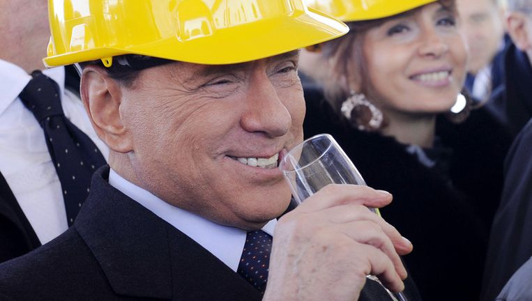 Silvio Berlusconi bij de bouw van een nieuw treinstation in Rome. Beeld afp