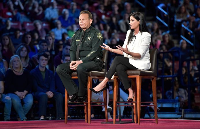Sheriff Scott Israel en Dana Loesch, NRA-woordvoerder, tijdens een debat over vuurwapens op CNN.