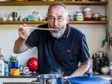 Ronald Giphart maakt gevulde tomaten met ei en bieslook