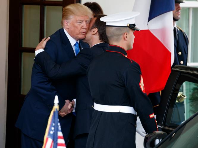 Macron overklast Trumps dominante handdruk met twee kussen