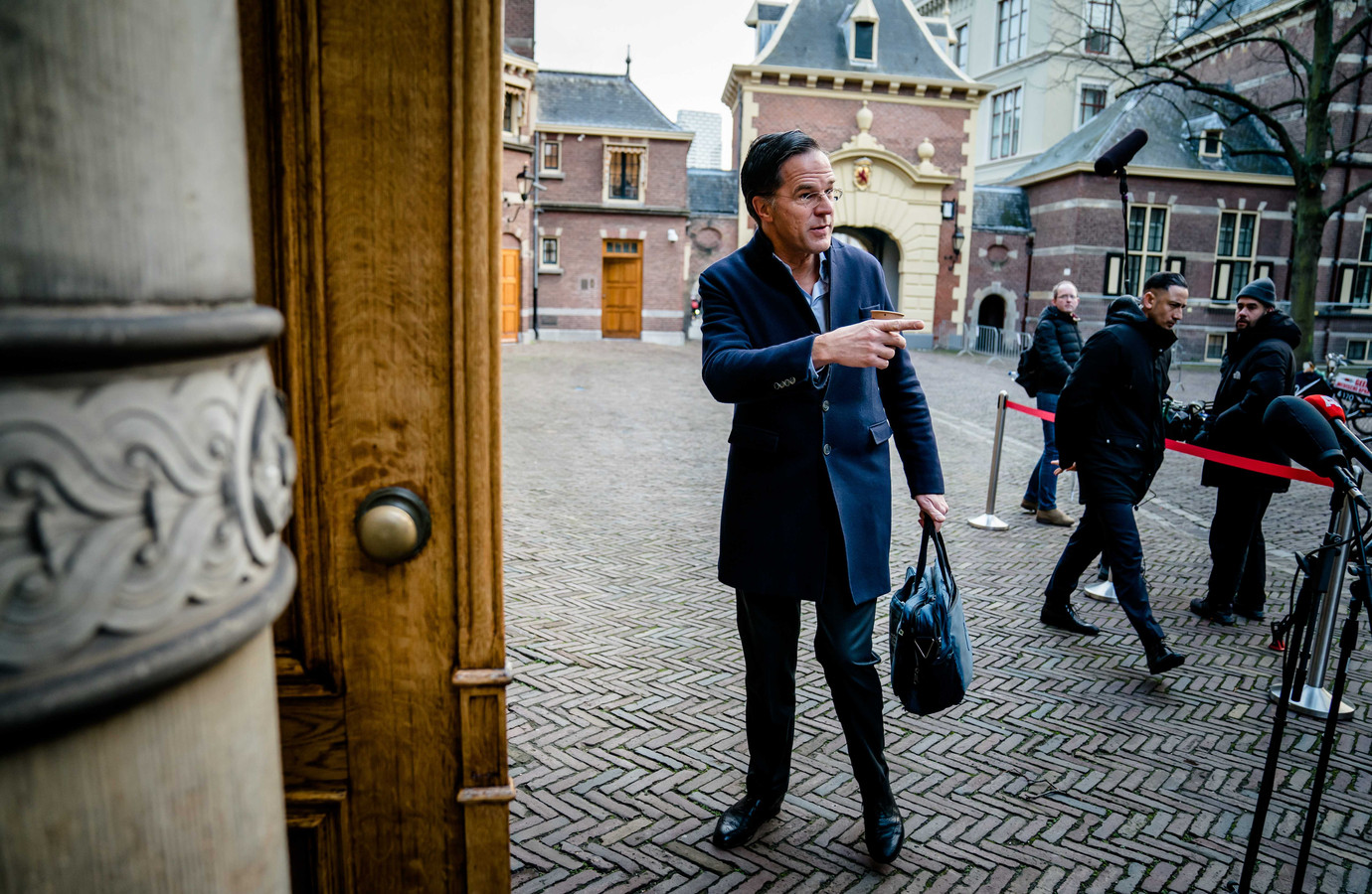 Premier Mark Rutte bij aankomst op het Binnenhof voor de wekelijkse ministerraad.