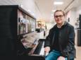 PXL Student Brent Noben neemt regelmatig plaats voor de piano bij Hogeschool PXL.