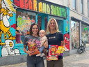 Esther Willems en Kim Cauwenbergh voor de nieuwe snoepwinkel Sugar and Sweets in de Koestraat.