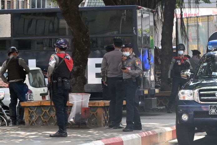 Politie op straat in de stad Yangon.