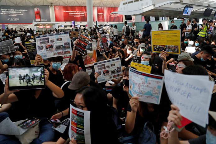 Actievoerders op de luchthaven van Hongkong.