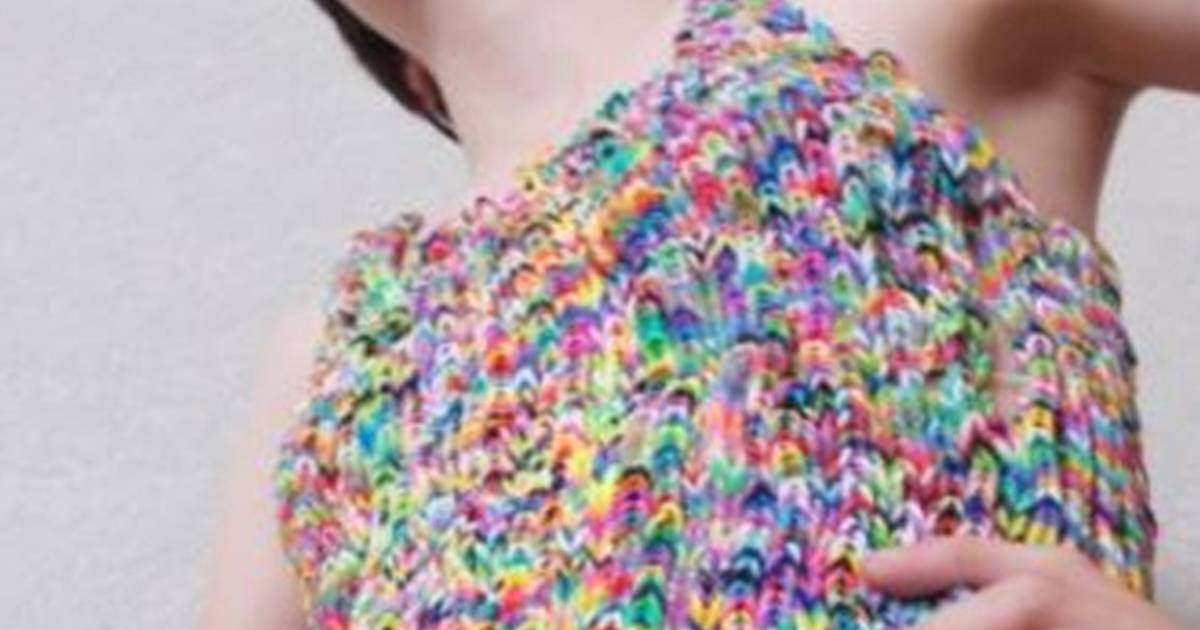 Microbe Veranderlijk ik klaag Rainbow Loom-jurkje te koop voor 194.000 euro | Economie | AD.nl