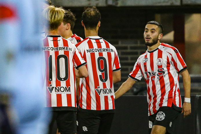 Marouane Afaker was bij Jong Sparta weer eens het mannetje. Hier krijgt hij felicitaties na zijn 1-1.