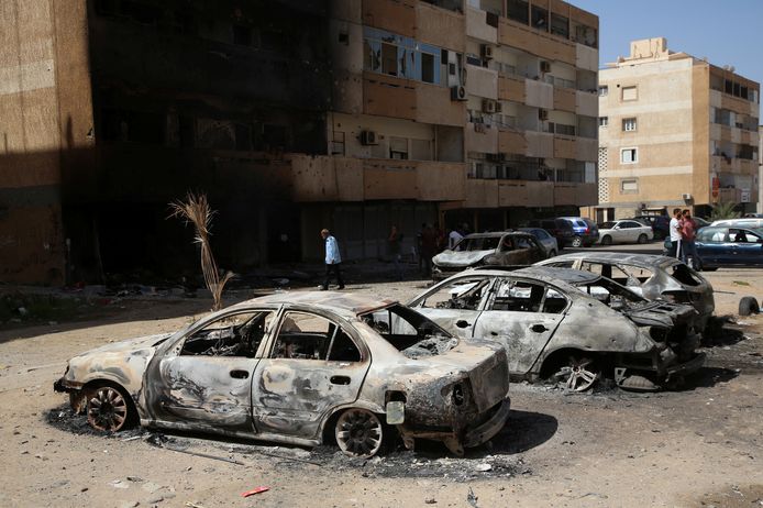 Uitgebrande wagens in Tripoli