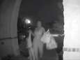 VIDEO. Vrouw laat peuter achter op drempel van wildvreemde: “Had me vergist van huis”