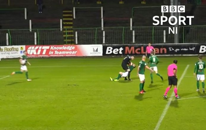 Glentoran-keeper Aaron McCarey heeft ploeggenoot Bobby Burns te pakken.