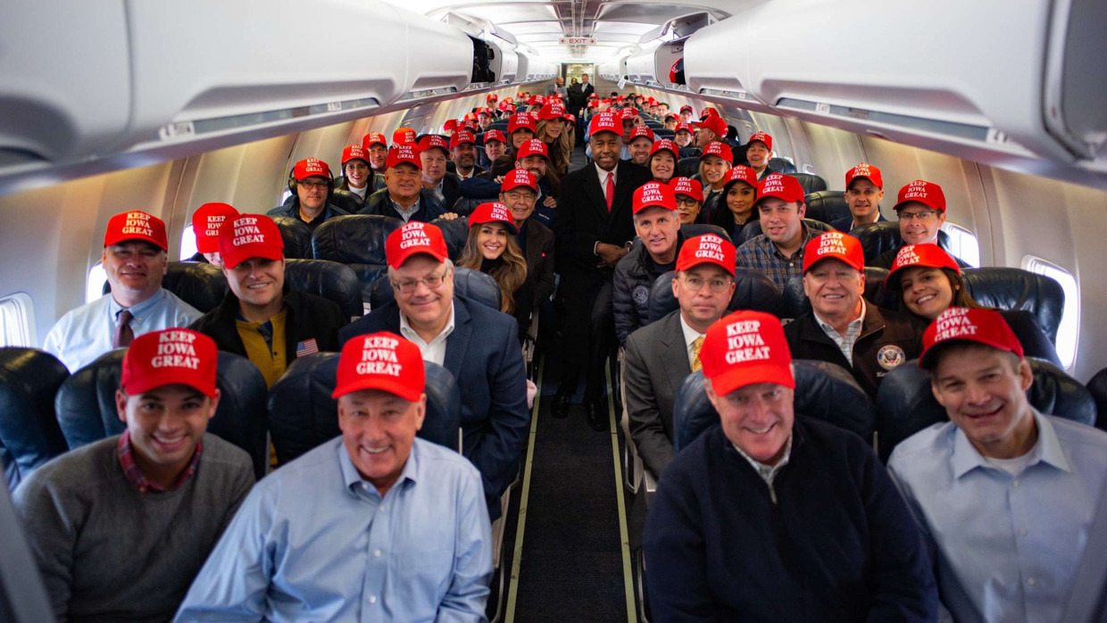 TeamTrump twitterde op de terugreis deze foto met de tekst:  'Headed home after CRUSHING it in Iowa. Record turnout for an incumbent president. So much winning. Didn't have time to pay attention, so how'd it go for the Democrats?  Everything go off without a hitch?' Beeld Tim Murtaugh