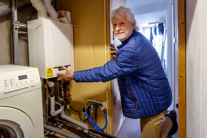 Theo Wijnekus van het Bewonerscollectief Gasloos Pijnacker-Nootdorp test de nieuwe cv-ketel van zijn buren. In zijn directe omgeving kozen veel mensen voor een ander alternatief.