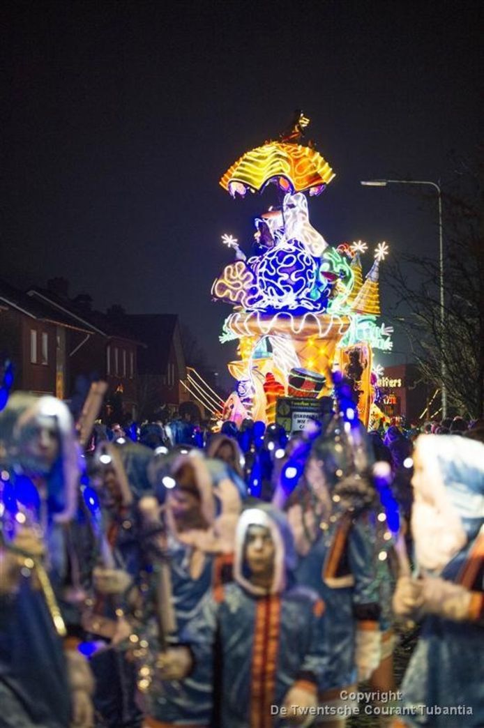Deelnemers aan de 14e editie van de Twentse verlichte carnavalsoptocht in Tubbergen