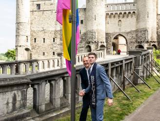 Mister Gay Belgium hijst regenboogvlag aan Steen