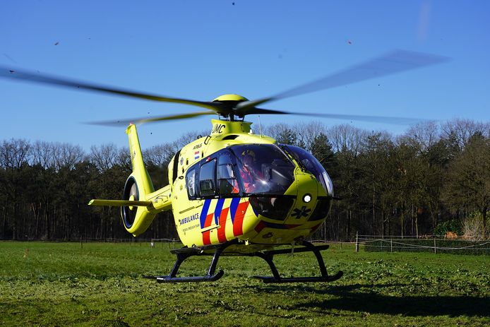 Man zakt door dak en raakte zwaargewond in Riel