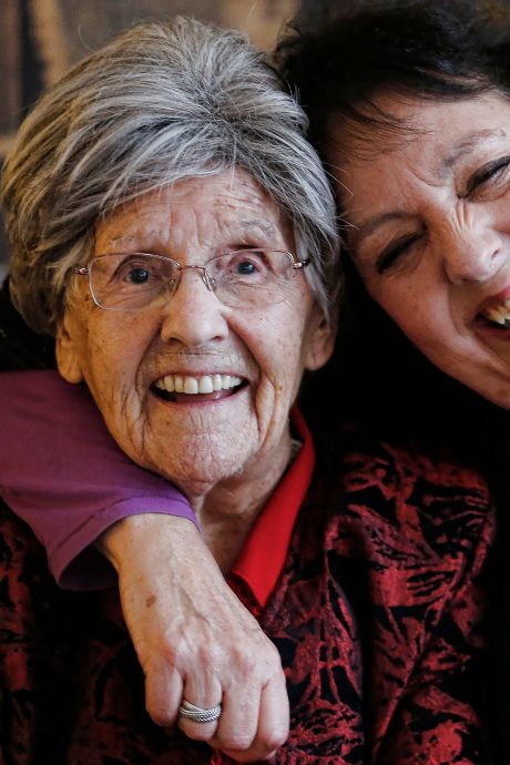 ‘Mutti’ Ulrike (103) overleefde corona en deze kerst kwam haar grootste wens óók nog uit
