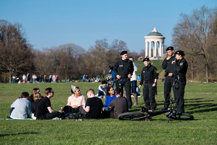 Politiecontrole in het English Garden park in München. 
 Beeld AP