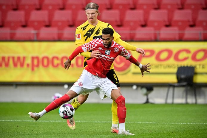 Jeremiah St. Juste in duel met Erling Haaland, foto ter illustratie.