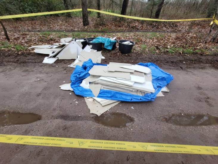 Platen asbest gedumpt in het bos bij Goirle