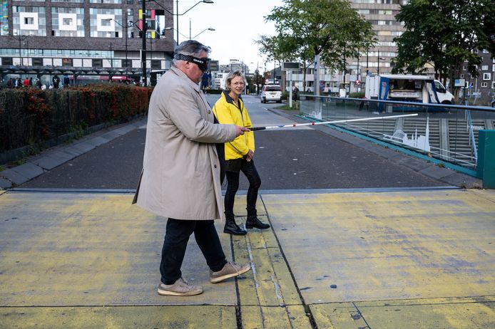 In het kader van de Dag van de Witte Stok nam Nijmeegs burgemeester Hubert Bruls vorig jaar de proef op de som en stak geblinddoekt de busbaan over bij station Nijmegen. De Oogvereniging wil dat deze oversteek veiliger wordt.