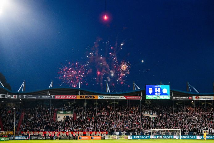 Er was vrijdagavond vuurwerk in en buiten het stadion van Willem II.