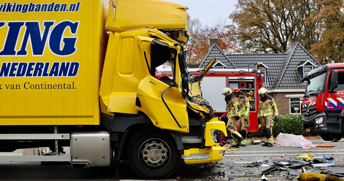 Traumaheli landt op de weg na ongeluk met twee vrachtwagens, beknelde chauffeur bevrijd.