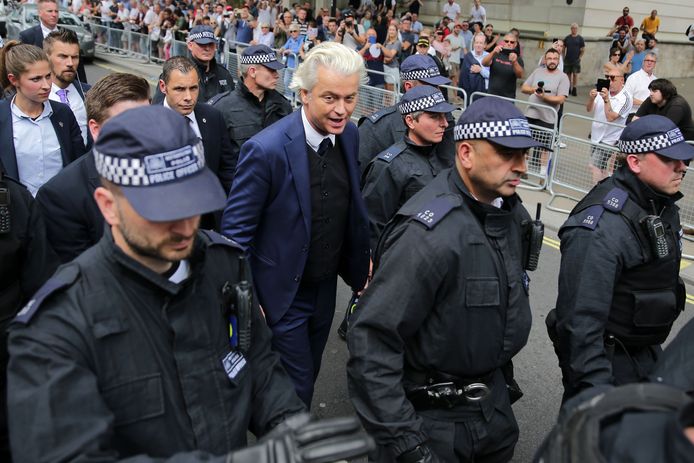 Geert Wilders verlaat de demonstratie na zijn toespraak