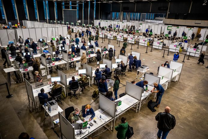 De Rotterdamse ziekenhuizen zijn maandag massaal begonnen met het zetten van boosterprikken in Ahoy.