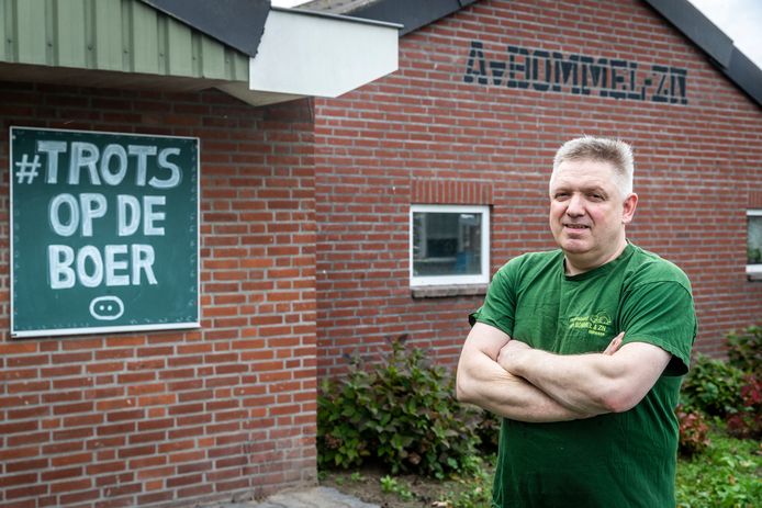 Varkenshouder Arie van Bommel voor zijn stallen in Milheeze.