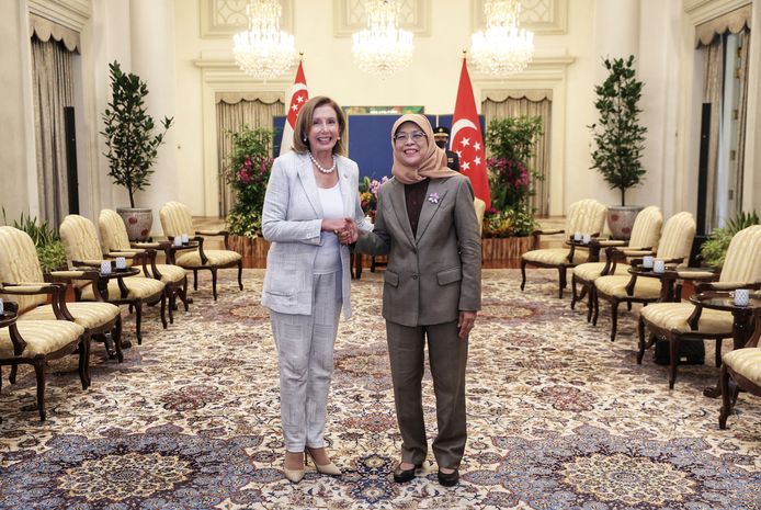 Nancy Pelosi (voorzitster van het Amerikaanse Huis van Afgevaardigden) schudt de handen met Halimah Yacob (president Singapore)