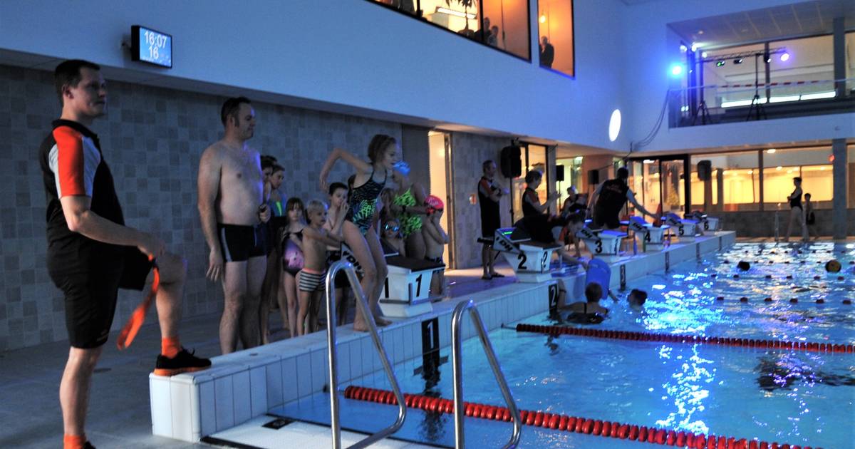 Zwemclub RZC neemt in Doelum afscheid van geliefde hoofdtrainer Egwin ...