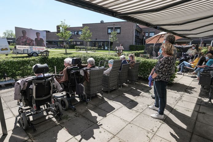 Samen kijken naar een videoboodschap.