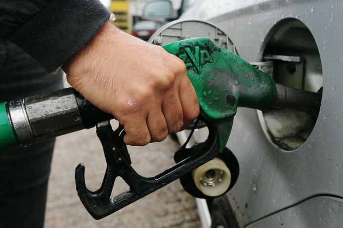 Vanwege het grote verschil in benzineprijzen tanken veel Nederlanders net over de grens.