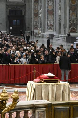 REPORTAGE. Tienduizenden gelovigen schuifelen langs opgebaarde paus Benedictus XVI: “Je kan zien dat hij geleden heeft”