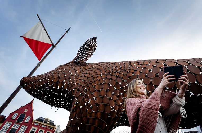 Partij voor de Dieren-leider Marianne Thieme maakt een selfie na de onthulling van Ode aan het Varken op De Neude. Het megavarken moet inwoners van Utrecht laten nadenken over dierenwelzijn.  Beeld ANP
