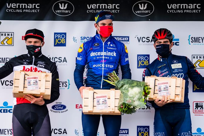 Arnaud De Lie, winnaar Alvaro Hodeg en Brent Clé (r.) prijken op het podium in Rotselaar.