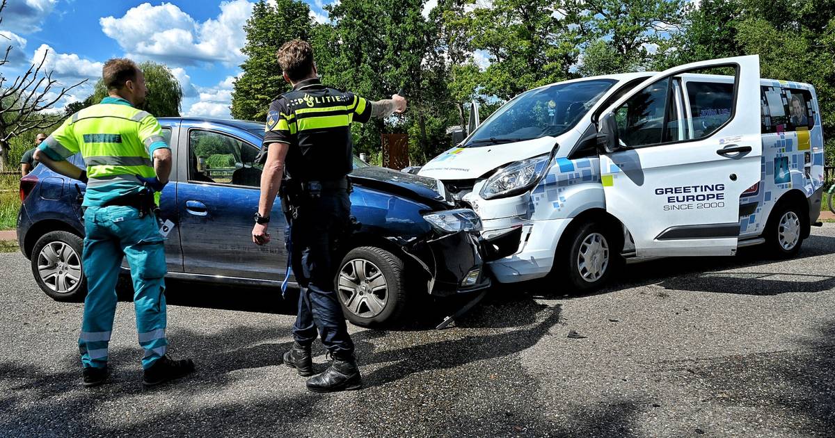 Frontale botsing tussen auto en busje in Oisterwijk, meerdere gewonden.