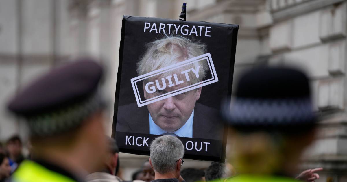 Menteri Luar Negeri Inggris mengundurkan diri karena denda virus corona PM Johnson di luar negeri