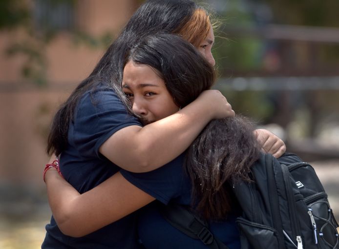 Leerlingen van de school zoeken troost bij elkaar en bij hun ouders.