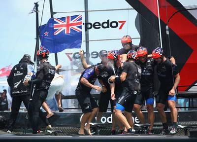 Zeilers Nieuw-Zeeland zegevieren in America's Cup
