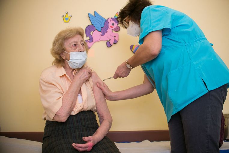 Een vrouw krijgt het AstraZeneca-vaccin toegediend in Bulgarije. Beeld AFP