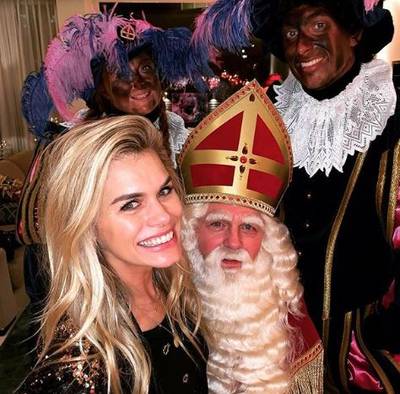 Nicolette kruipt op schoot van de sint en Leco blij met trekpop