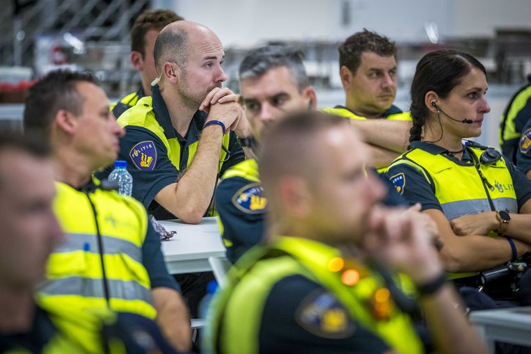 Agenten op een cao-bijeenkomst in Sittard.  Beeld Marcel van Hoorn / ANP