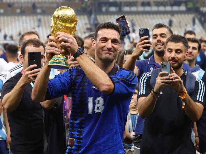 Argentijnse bondscoach Lionel Scaloni feest in shirt waarin hij in 1997 al eens wereldkampioen werd