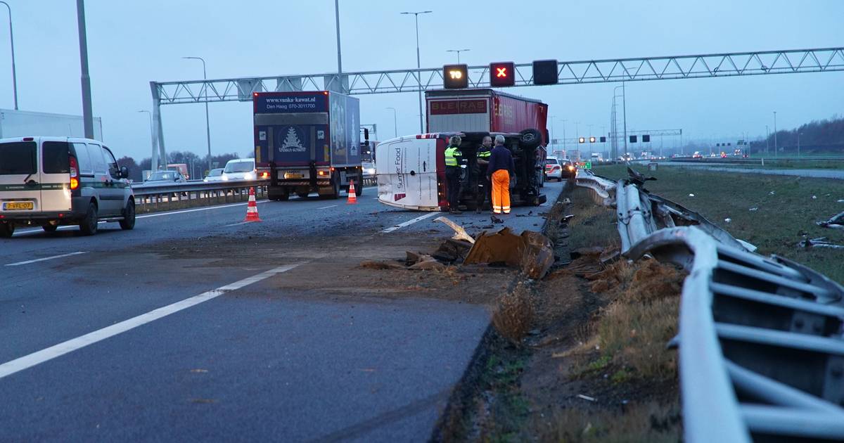 Ravage op A1 bij Beekbergen na aanrijding tussen vrachtwagen en bestelbusje.