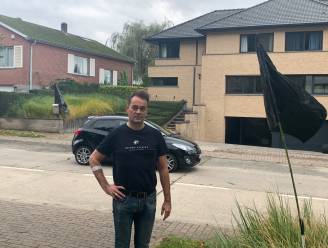 Bewoners De Merodestraat hangen zwarte vlaggen uit: “Onze kastdeuren staan open, anders klapperen ze de hele tijd”