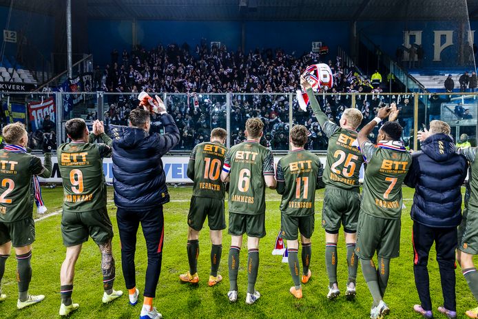 De spelers van Willem II vieren de zege op De Graafschap met de meegereisde supporters.