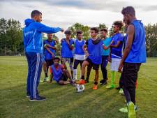 Eritrese vluchtelingen tegen de Antilliaanse vrienden: Klá, klá klinkt het op het voetbalveld